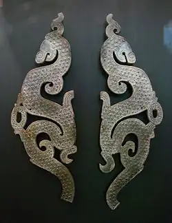 Élément de pendentif huang. Chine du Nord, Han occidentaux, IIe&nbsp;siècle&nbsp;av. J.-C. Jade vert. Musée Guimet.