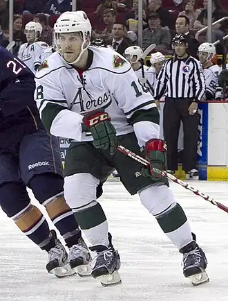 Photographie de Jake Dowell avec les Blackhawks de Chicago