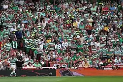 une footballeur tire un corner devant une tribune