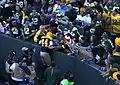 James Starks célébrant un touchdown avec un Lambeau Leap (dénomination spécifique d'un saut dans les supporteurs de l'équipe des Packers de Green Bay à domicile.