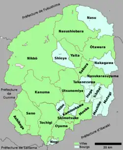 Carte en couleur de la préfecture de Tochigi, les villes sont en vert, les bourgs en bleu, et les préfectures voisines en gris.
