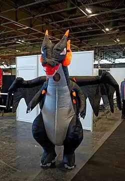 Cosplay de Méga-Dracaufeu X à la Japan Expo 2023, en Île-de-France.