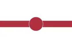 Drapeau avec un disque rouge au milieu et une barre du même rouge horizontale centrée, sur fond blanc.