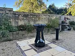 Photographie en couleurs représentant un lieu de recueillement (jardin du souvenir).