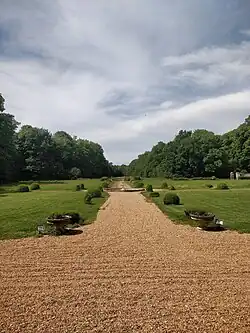Vue sur le jardin depuis le château.