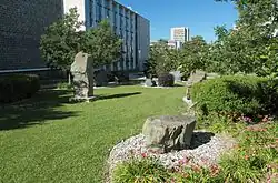 Le Jardin géologique situé entre les pavillons Adrien-Pouliot et Alexandre-Vachon.