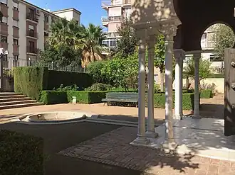 Le jardin de la cour d'entrée