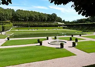 Les parterres à la française du jardin d'eau (milieu du XVIIIe&nbsp;siècle).