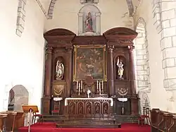 Le chœur et son retable.