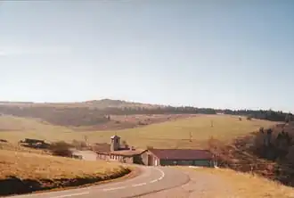 Le crêt de la Perdrix, dominant la Jasserie du Pilat.