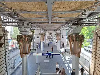 L'espace d'échanges sous le viaduc de la ligne 2.