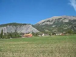 robines mises à nu par l’érosion. Ici le village de Faucon près de Jausiers.