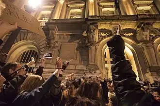 Rassemblement place Jean-Jaurès à Tours, le soir de la fusillade.