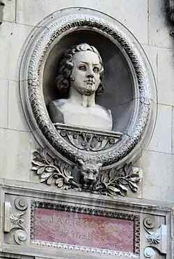 Buste sur la façade de l'escalier d'honneur du CNAM.