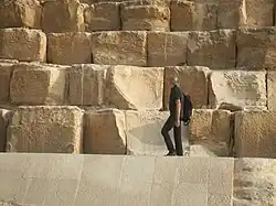 Jean-Pierre Houdin devant Khéops.