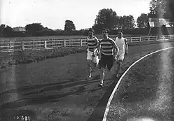 Photographie noir et blanc de trois coureurs de fond.