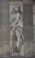 Nymphe, vue de face, qui tient, à la hauteur des hanches, une vase (1549), Paris, Fontaine des Innocents