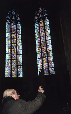 Cathédrale de Nantes, Jean Le Moal devant ses vitraux lors de leur inauguration en 1991).