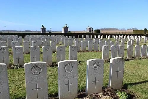 Tombes de soldats britanniques tombés lors de la prise définitive du village fin  septembre 1918.