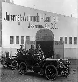 Photo de trois hommes assis dans une voiture devant les locaux de la compagnie d'Henri Jeannin.
