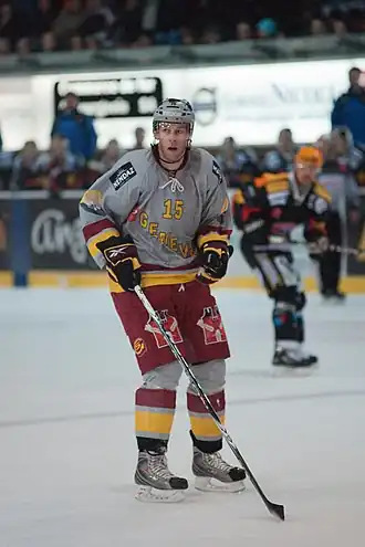 Description de l'image Jeff_Toms_-_Fribourg-Gottéron_vs._Genève-Servette,_6th_March_2010.jpg.