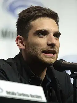 Jeff Ward&nbsp;(en) interprète Deke Shaw