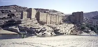 Ruines du grand barrage de Marib en 1988, Royaume de Saba, à partir de -750 -700, Yemen. Il s'est étendu jusqu'à 600 m de longueur et 7 m de hauteur.