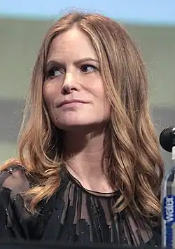 Jennifer Jason Leigh interprète Daisy Domergue, la Prisonnière.