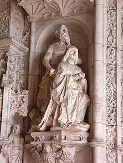 Statue de Manuel Ier à genou devant saint Jérôme, sur le portail Ouest.