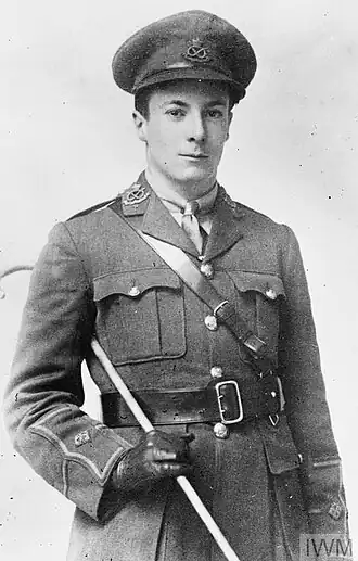 Portrait photo noir et blanc d'un jeune homme en uniforme.