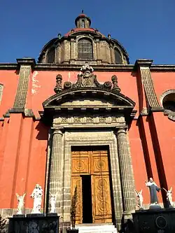 Portail et coupole de l'église de Jésus-Marie