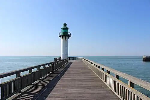 La nouvelle jetée ouest (finie mi-mai 2009) et son phare de couleur verte.