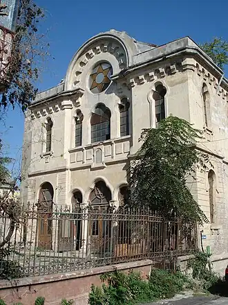 Synagogue ashkénaze de Constanza, construite au début du XXe&nbsp;siècle (photo de 2006 : en ruines).