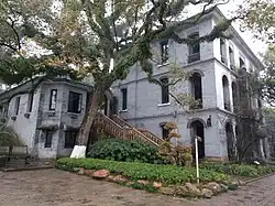 Ancien consulat britannique.