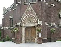 Portail de l'église, avec sa porte en chêne.