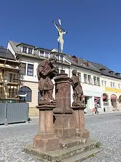 Place Masaryk : statues de saint Jean Népomucène et saint Laurent.