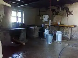 Fromage en cours d'élaboration dans une fromagerie à Jiri, Népal.