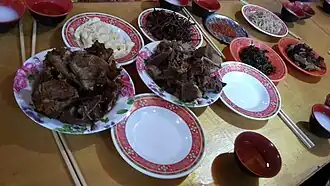 Plats du xian de Jiuzhaigou : mouton, yak, alcool d'orge, légumes saumurés, poudre de piment.