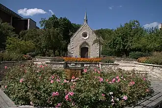 La chapelle et son jardin.