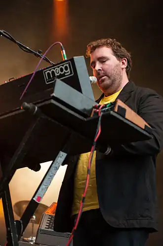 Description de l'image Joe Goddard Hot Chip Popaganda 2013.jpg.