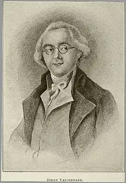 portrait en noir et blanc d'un homme de face, légèrement tourné sur la gauche, la main droite dans le gilet.