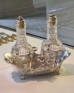 Huilier en argent et cristal.