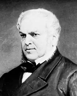 Détail en N et B d'un tableau. Forster, ami et premier biographe de Dickens, 60&nbsp;ans environ, visage épais, cheveux blancs, regard sévère et perçant