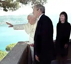 Jean-Paul II à Castel Gandolfo, le 23 juillet 2001 en compagnie de George W. Bush et de Laura Bush.