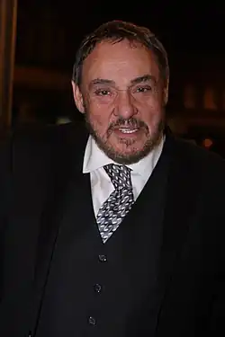 John Rhys-Davies interprète le sénateur Jackson Crenshaw.