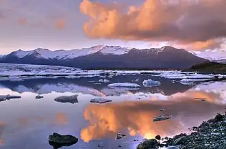 Le lac de Jökulsárlón et ses icebergs.