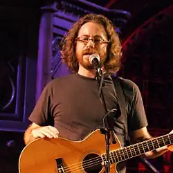 Jonathan Coulton, qui a composé la chanson Still Alive dans le premier Portal, est appelé pour écrire la chanson du générique de Portal 2, Want You Gone.