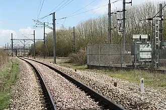 Arrivée de la ligne en gare de Montérolier - Buchy. À droite, la ligne Rouen – Amiens.