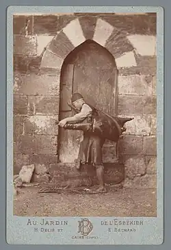 [Jeune homme devant une porte], portrait-carte, 1869-1890, Amsterdam, Rijksmuseum.