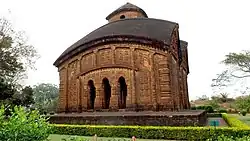 Jor-bangla présente un toit incurvé de style Do-chala